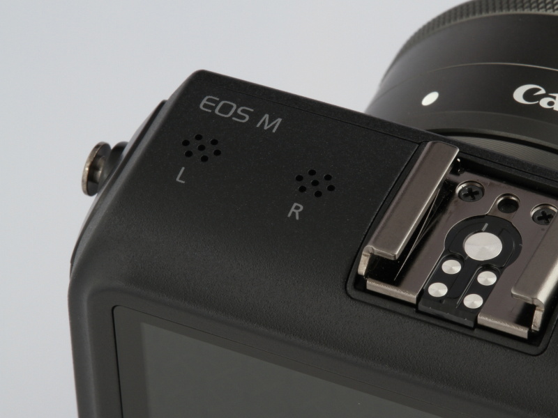 <b>動画撮影用のステレオマイクを備える</b>