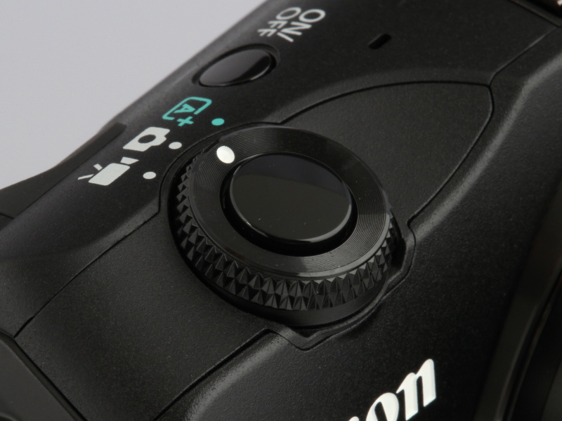 <b>シャッターボタン周りはEOSらしさを感じる意匠</b>