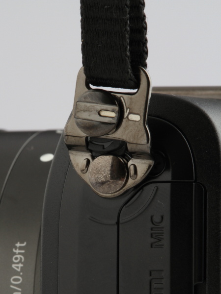 <b>ストラップ取り付け部</b>