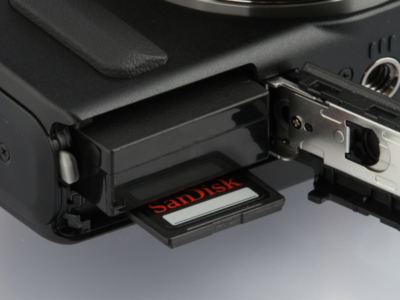 <b>記録メディアとバッテリー室</b>