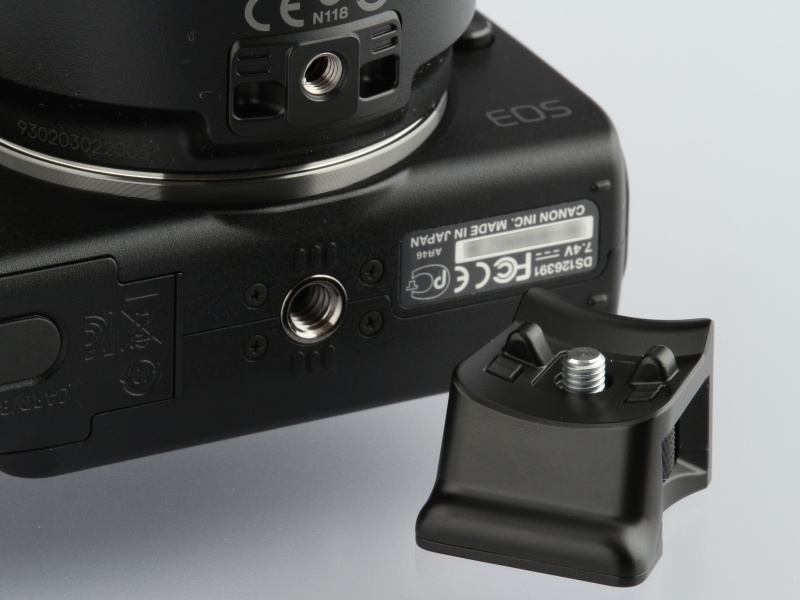 <b>アダプターは着脱可能な三脚座を備える</b>