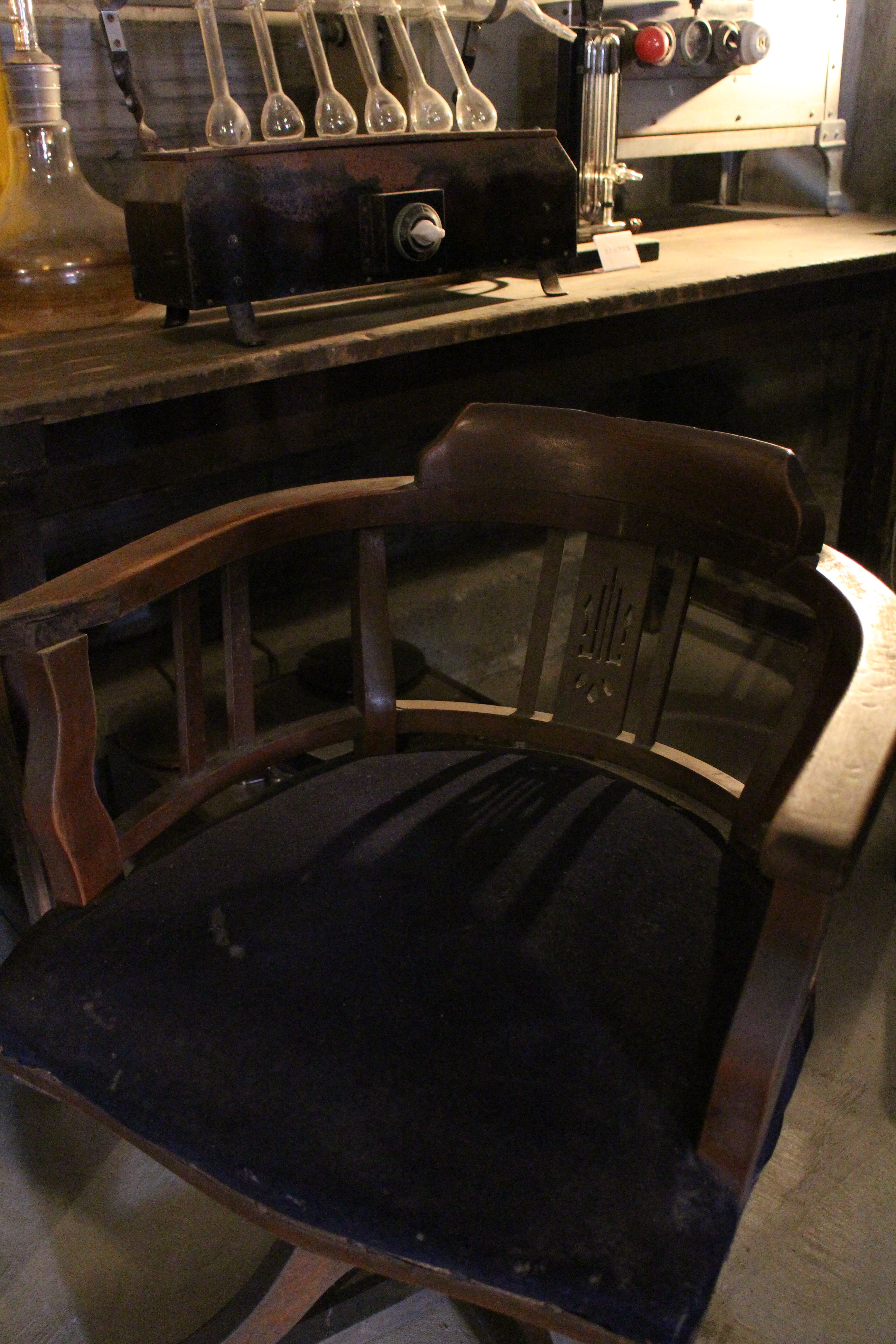 <b>EOS M / EF-M 18-55mm F3.5-5.6 IS STM / 約7.8MB / 3,456×5,184 / 1/15秒 / F4 / -1.3EV / ISO6400 / 21mm</b>