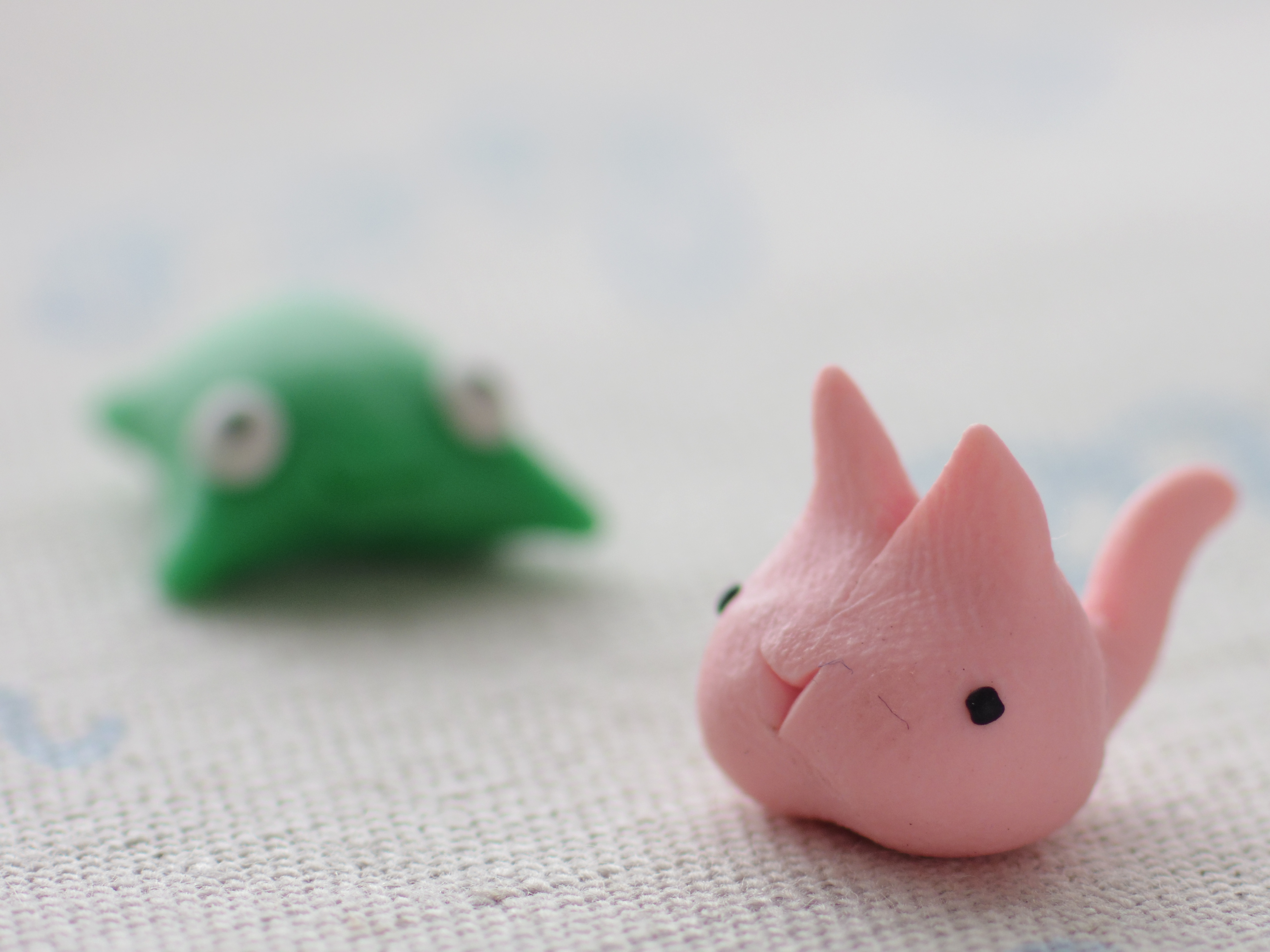 <b>PENTAX QにDA★ 55mm F1.4 SDMを付けて撮影。被写体は小指の先ほどの小さい粘土のオブジェです。PENTAX Q / DA★ 55mm F1.4 SDM / 約1.8MB / 4,000×3,000 / 1/125秒 / 絞り目盛り：2 / 0EV / ISO200 / マニュアル / WB：オート / 55mm</b>