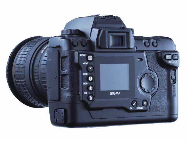 <b>SD9。発売は2002年10月。同社で初めてFoveon X3センサーを搭載したデジタルカメラだった</b>