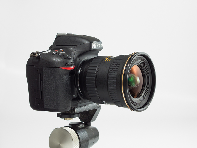 <b>トキナーAT-X 17-35mm F4 PRO FX。スペック的な派手さはないが、サイズもコンパクトで使い勝手はいい。大手量販店の店頭価格は64,800円程度。</b>