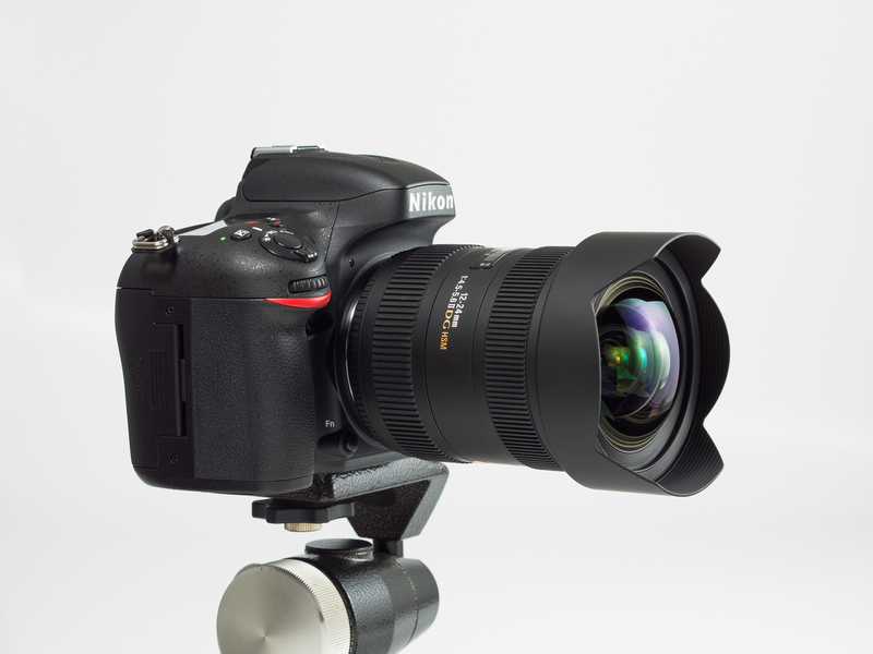 <b>12-24mm F4.5-5.6 II DG HSM。開放F値はやや暗めながら、画角の広さは圧倒的。超音波モーターも魅力だ。大手量販店の店頭価格は6万9,500円。</b>