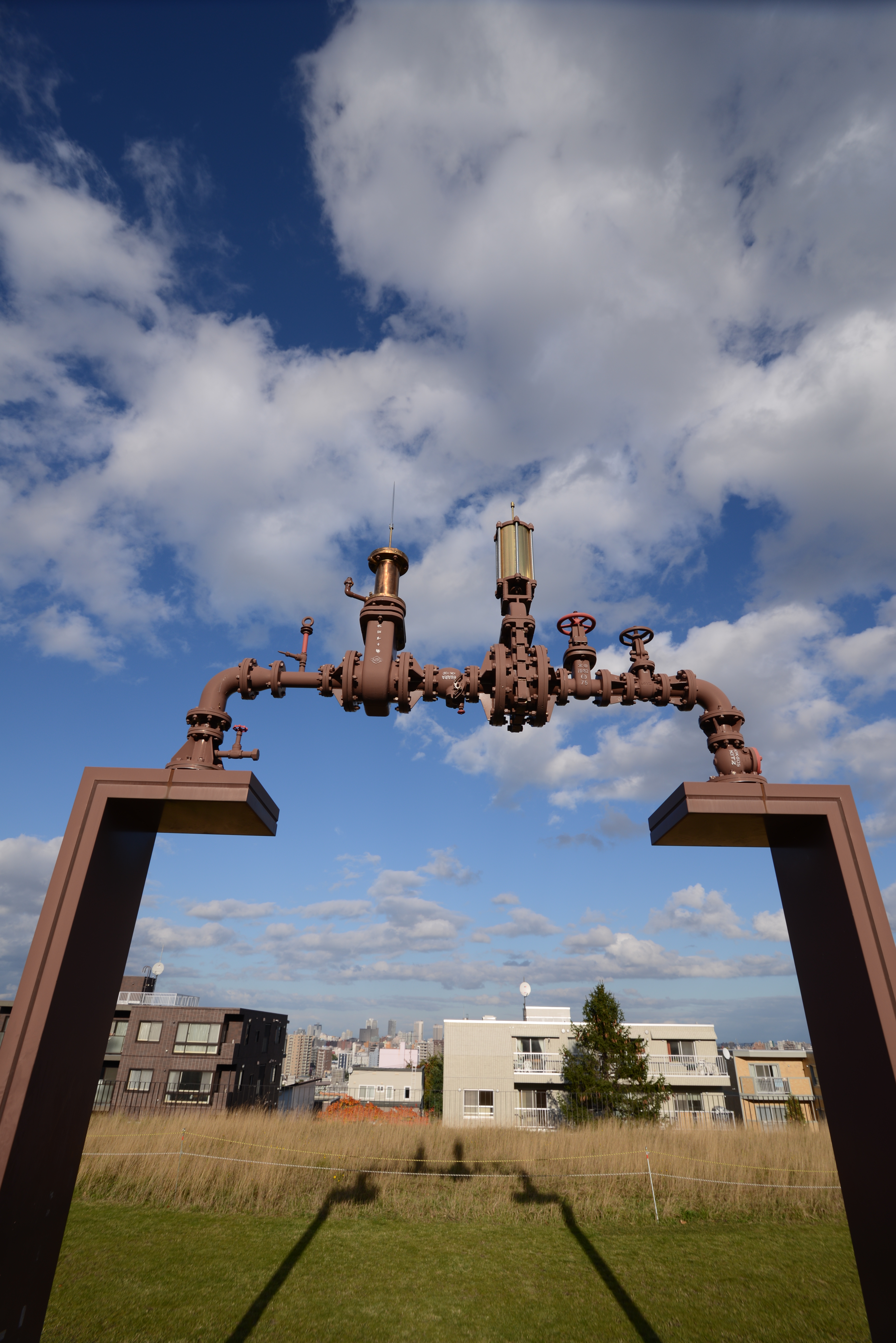 <b>水道のバルブなどを組み合わせたオブジェ。D600 / Tokina AT-X 17-35 F4 PRO FX / 6,016×4,016 / 絞り優先AE / 1/320秒 / F10 / 0.3EV / ISO100 / WB:晴天 / 17mm</b>