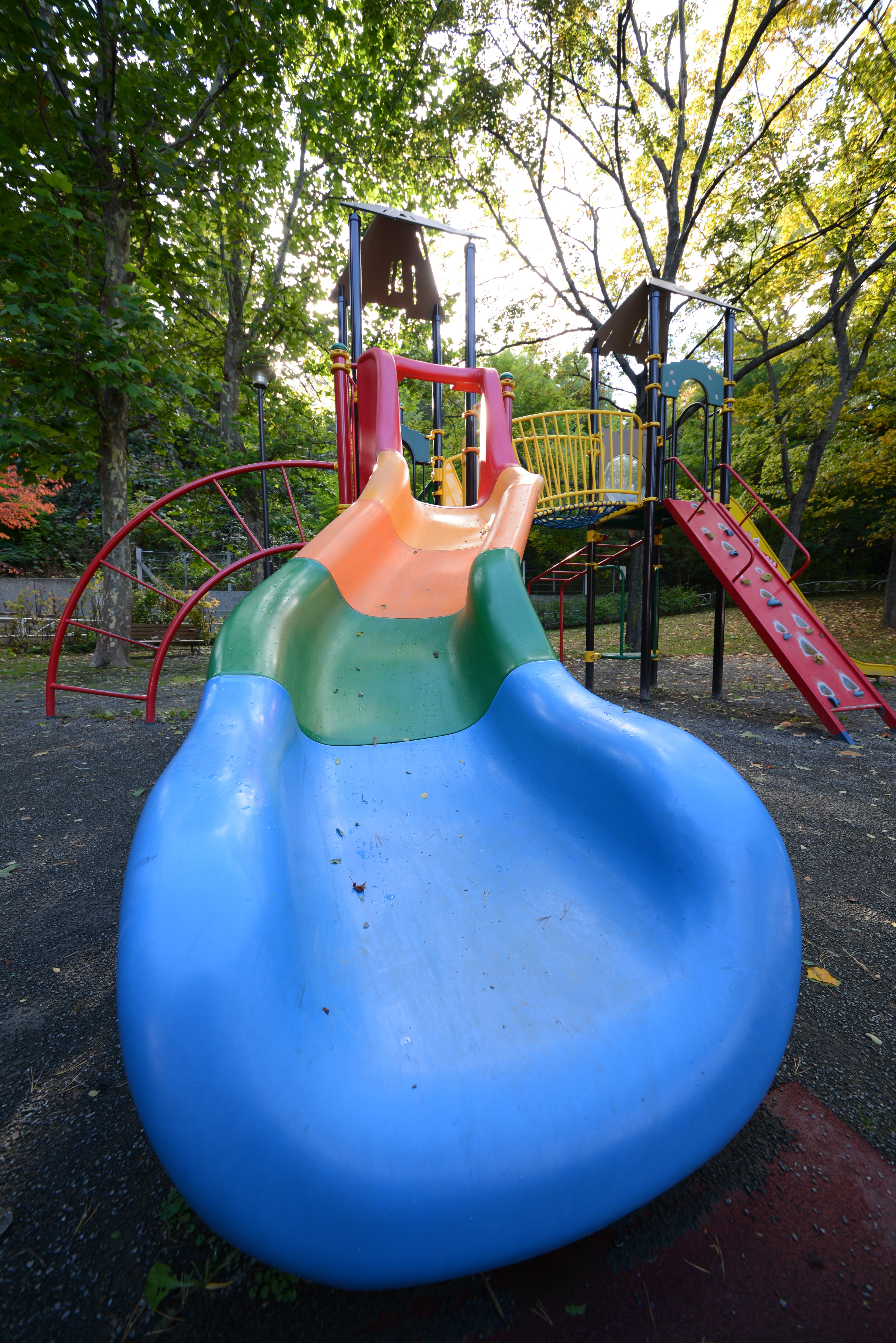 <b>公園の遊具にいっぱいまで寄って撮ってみた。D600 / SIGMA 12-24mm F4.5-5.6 II EX DG HSM / 6,016×4,016 / 絞り優先AE / 1/20秒 / F8 / 0.3EV / ISO100 / WB:晴天 / 12mm</b>