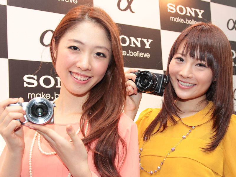 <b>NEX-6（右）とNEX-5R（左）</b>