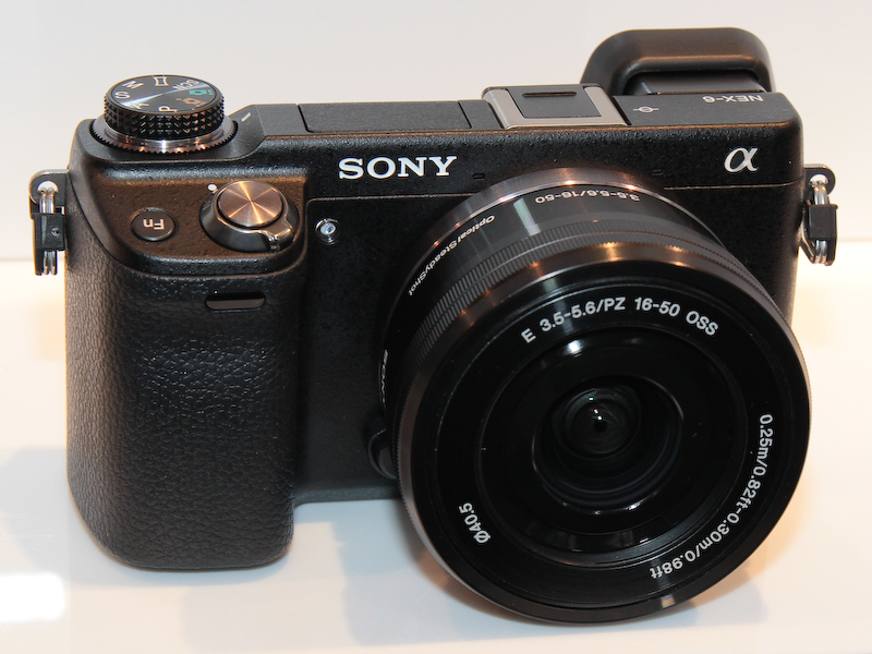 <b>NEX-6（左）とNEX-5R（右）。発売はともに11月16日</b>