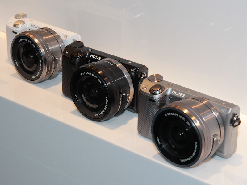 <b>NEX-6（左）とNEX-5R（右）。発売はともに11月16日</b>