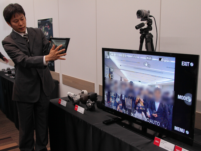 <b>タブレット端末などでライブビューを見ながらシャッターを切れるアプリ「スマートリモコン」のデモ。タブレット端末（スマートフォン）側のアプリはAndroidとiOS版が用意される</b>