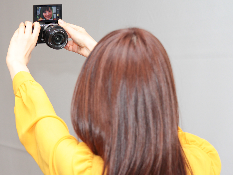 <b>自分撮りを行なっているところ</b>