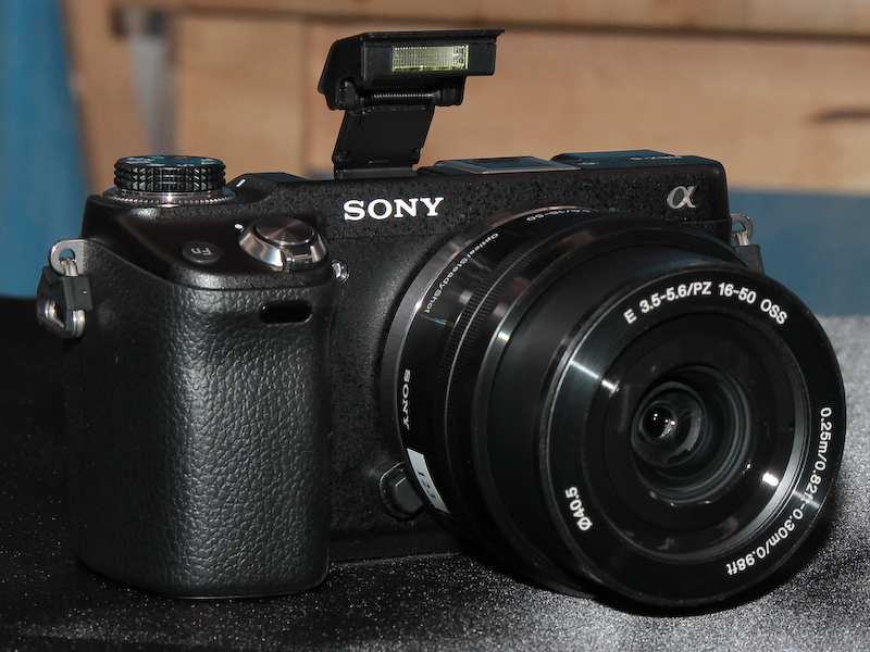 <b>ポップアップストロボを内蔵する</b>