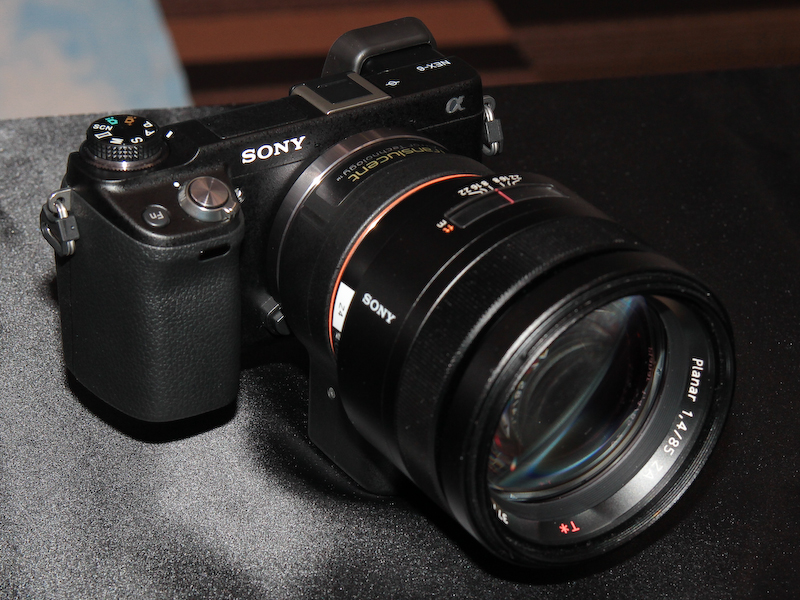 <b>Aマウントレンズの装着例</b>