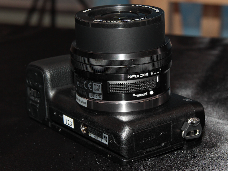 <b>側面にパワーズーム操作のレバーを備える。ズームリングでの操作も可能</b>