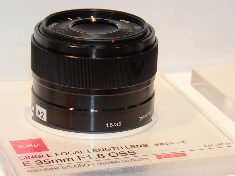 <b>35mm判換算で52.5mm相当の単焦点レンズ</b>