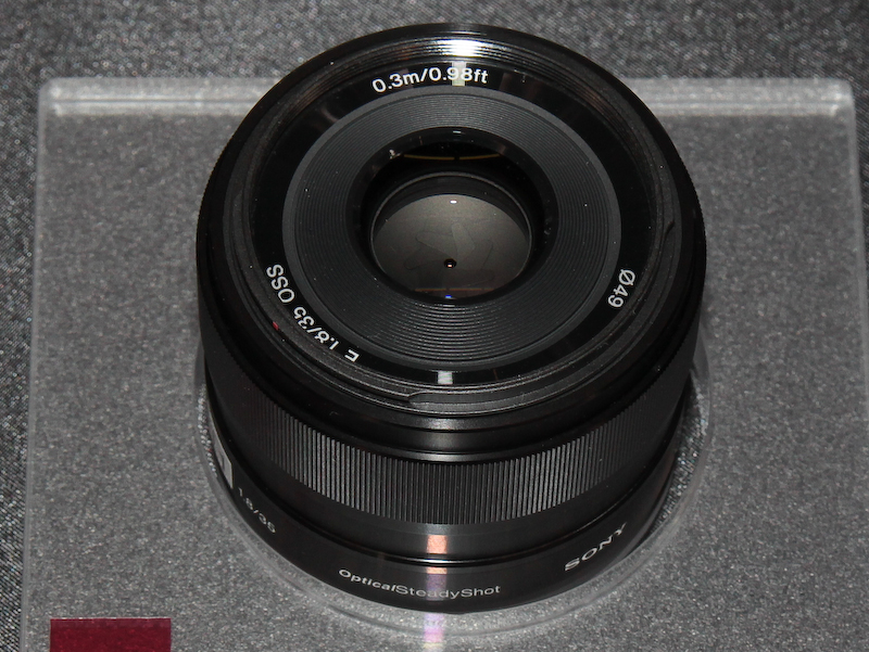 <b>35mm判換算で52.5mm相当の単焦点レンズ</b>