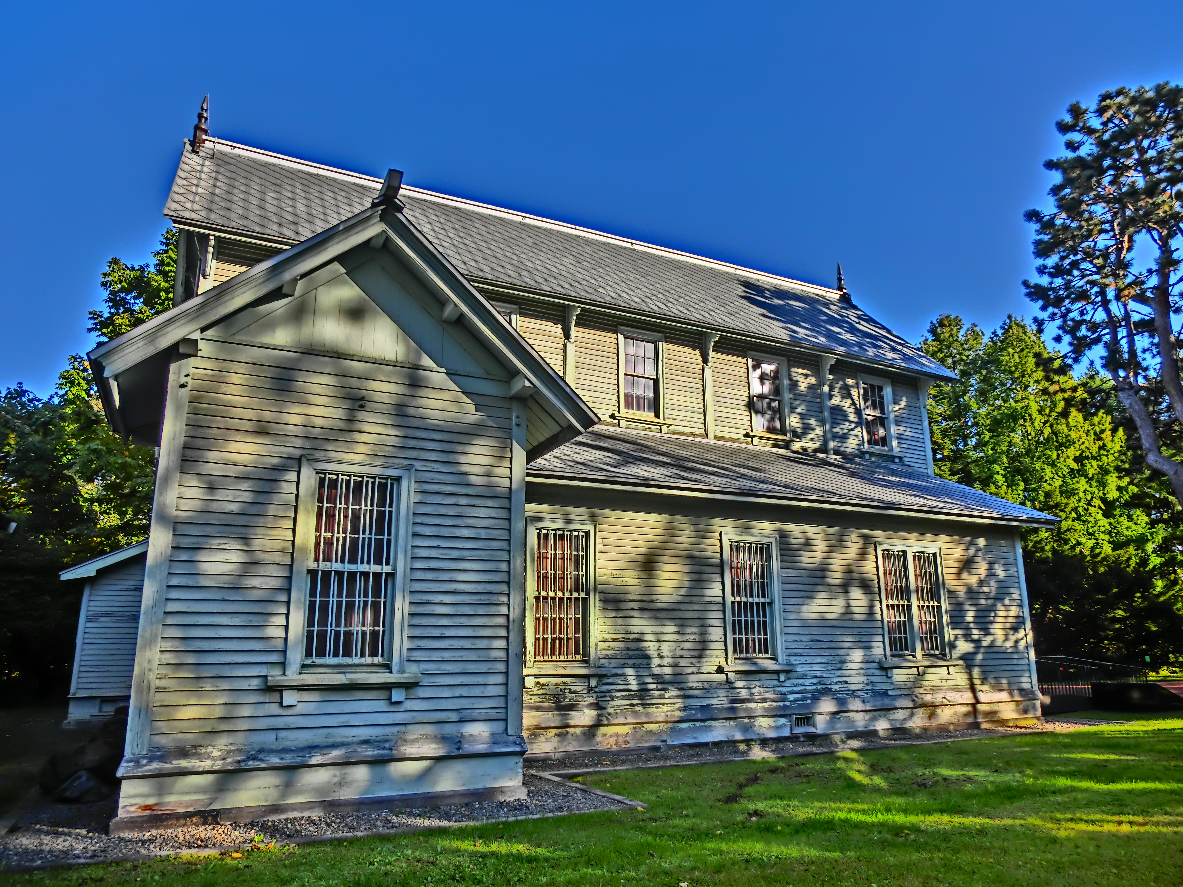 <b>HDRアート：レベル3 / EX-ZR1000 / 4,608×3,456 / 1/1,000秒 / F3 / 0.3EV / ISO80 / WB：オート / 4.24mm（24mm相当）</b>