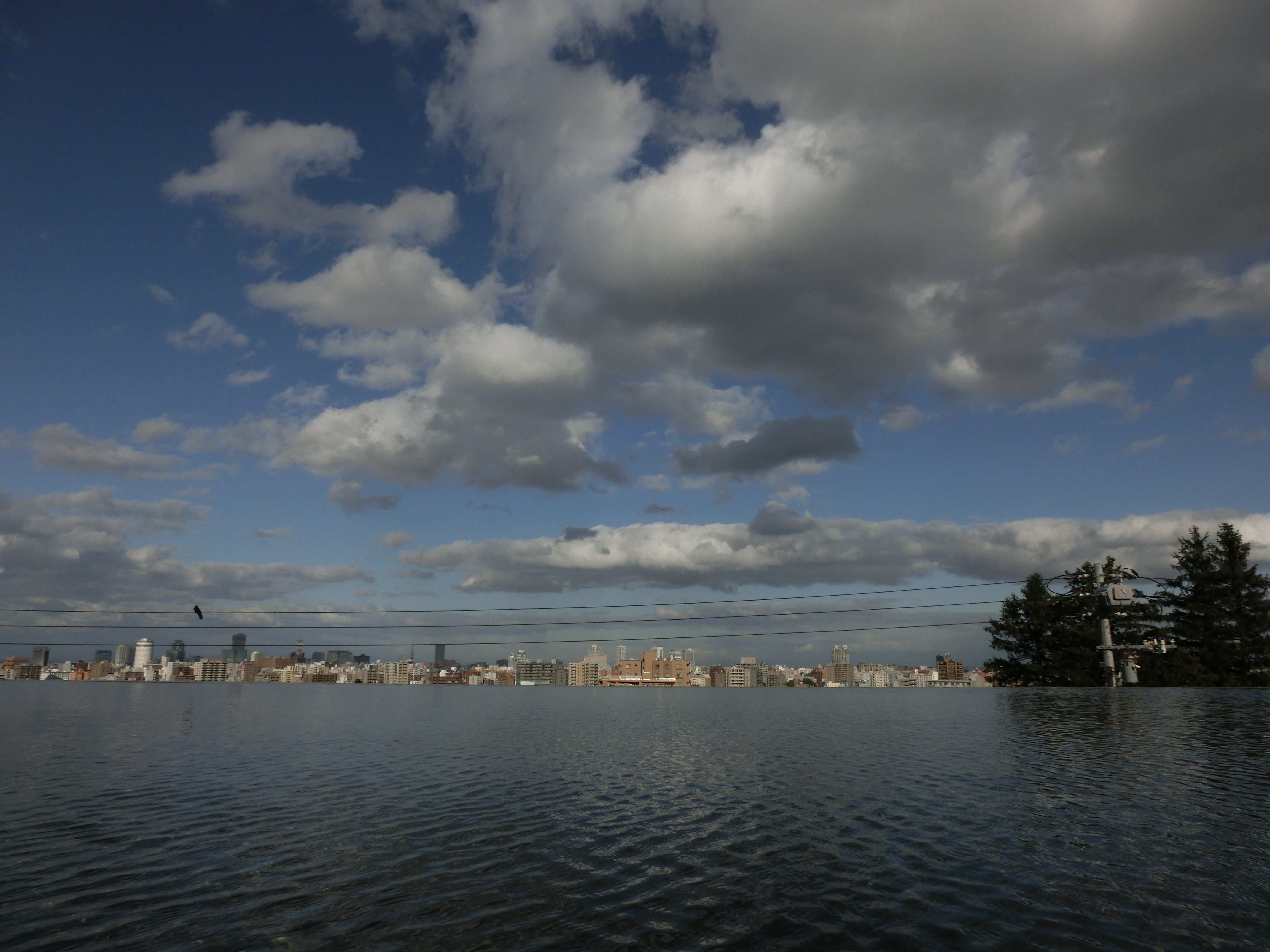 <b>電線ががっかりだけど、けっこうおもしろい景色だったので。EX-ZR1000 / 4,608×3,456 / 1/640秒 / F7.9 / －0.7EV / ISO80 / WB：オート / 4.24mm（24mm相当）</b>