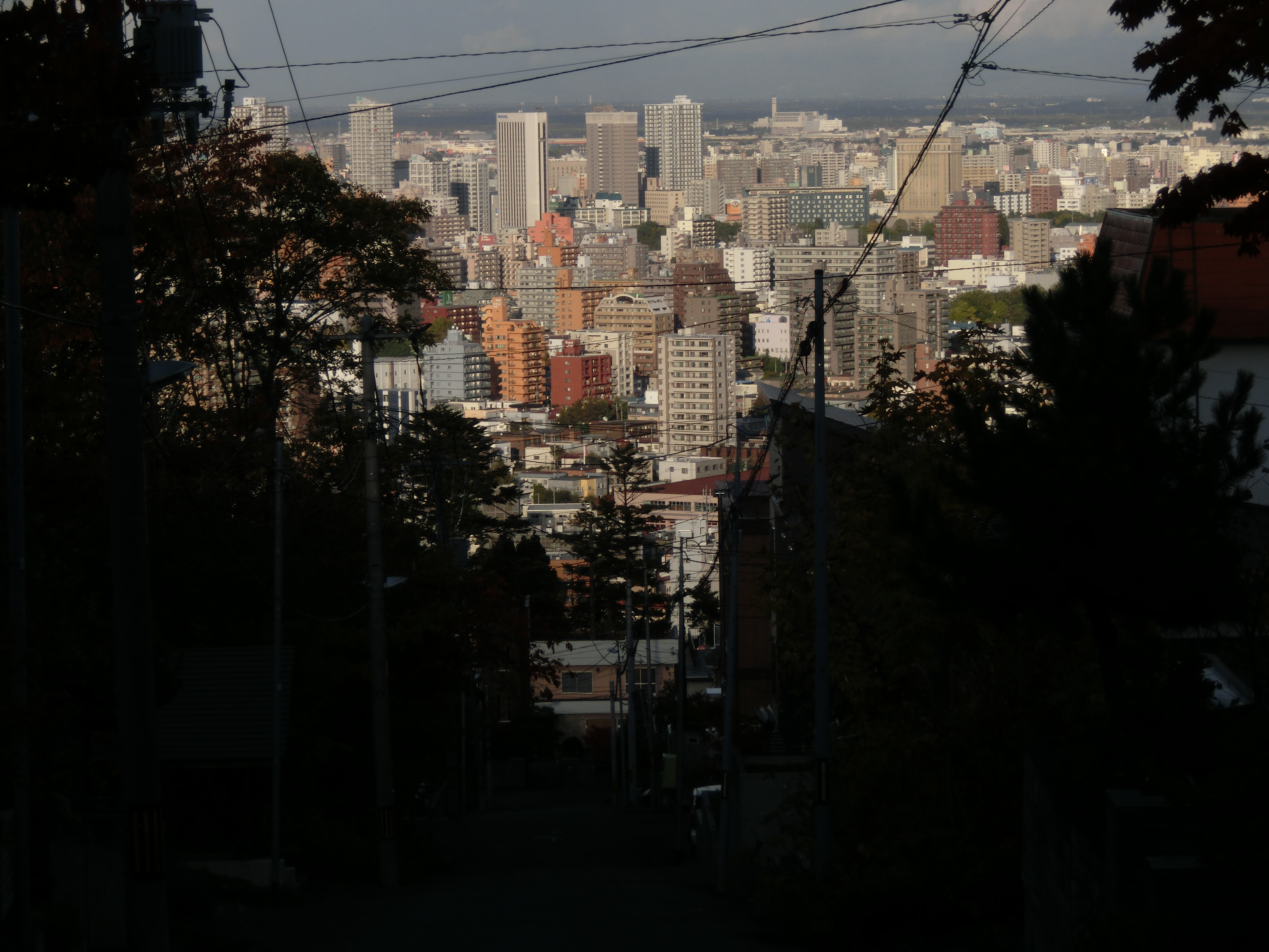 <b>坂の上の住宅街から。やっぱり電線が邪魔ですけど。EX-ZR1000 / 4,608×3,456 / 1/800秒 / F5.5 / －0.7EV / ISO80 / WB：オート / 21.79mm（123mm相当）</b>