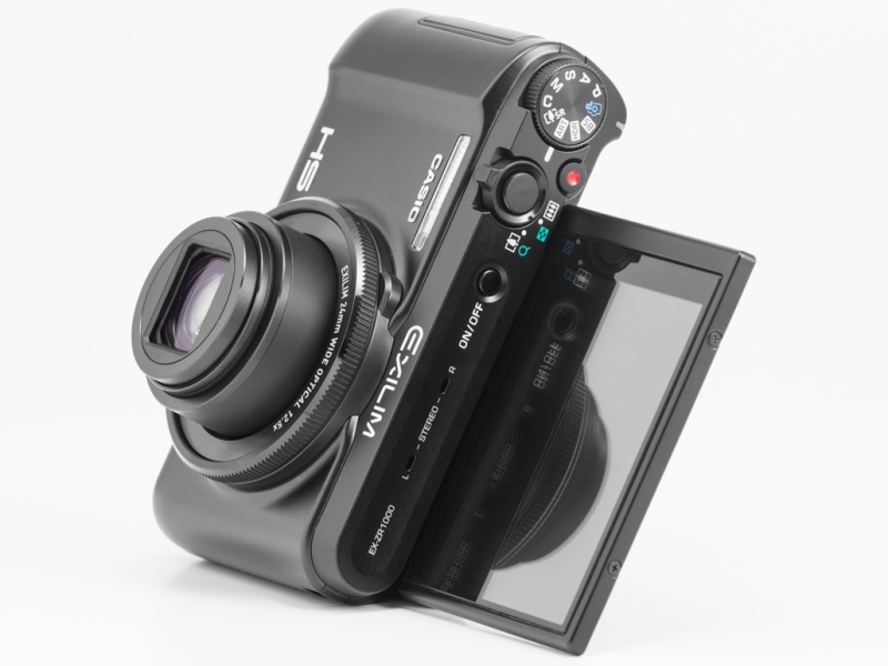 <b>3型液晶モニターは上向き180度まで開く。内蔵の自立スタンドを使うとこんなふうに立ってくれる。</b>