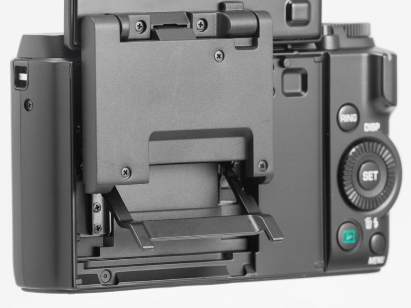 <b>背面の自立スタンド。通常は液晶モニターの下に隠れている。</b>