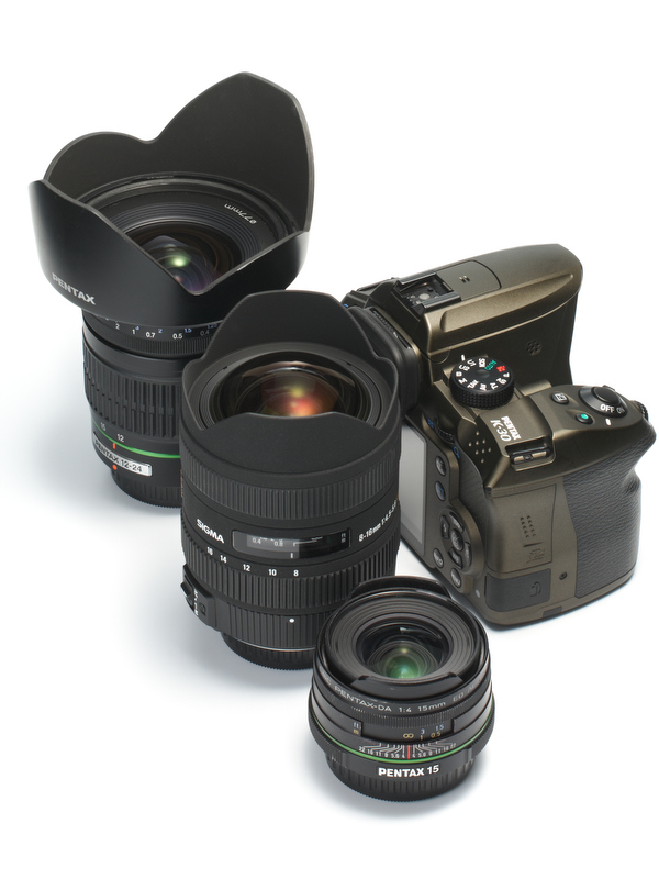 <b>今回扱う3本のレンズ。左から、 smc PENTAX-DA 12-24mm F4 ED AL [IF]、 SIGMA 8-16mm F4.5-5.6 DC HSM、 smc PENTAX-DA 15mm F4 ED AL Limited</b>