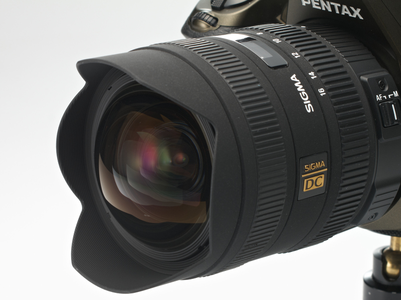 <b>広角側にズームすると前玉が前進し、フードの有効長が短くなるのでケラレは生じない（8mm位置）。</b>