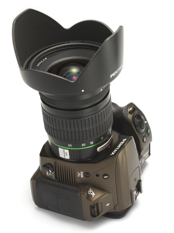 <b>K-30に装着したsmc PENTAX-DA 12-24mm F4 ED AL [IF]。巨大なフードのせいで大きく見えるが、レンズ自体はコンパクトで、カメラに装着したバランスは見た目よりはるかに軽く感じる。</b>