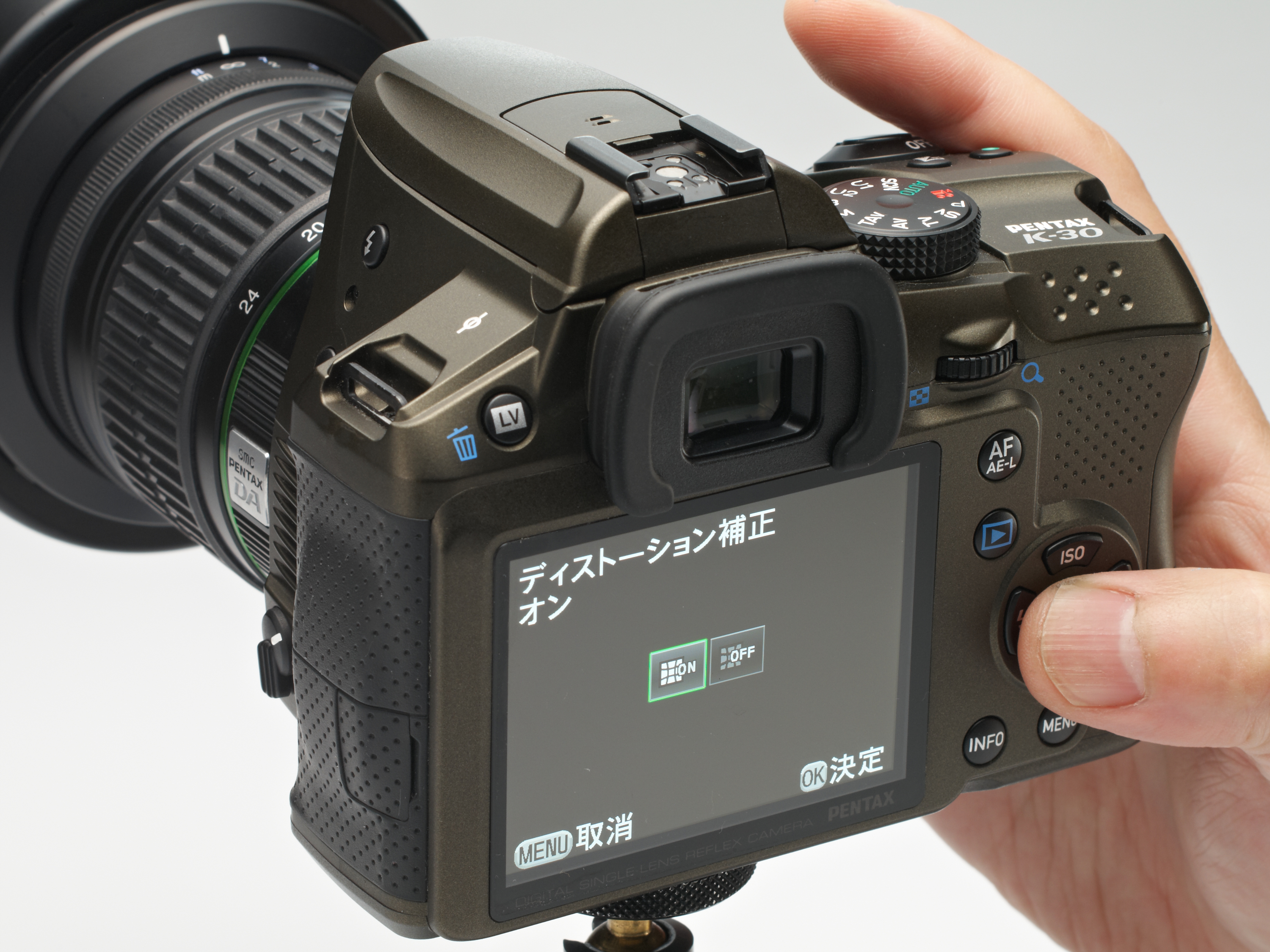 <b>「ディストーション補正」をオンにすれば、歪曲収差補正が有効になる。同様に倍率色収差補正もオンにすれば、広角レンズの周辺で気になりやすい色のにじみが軽減される。</b>