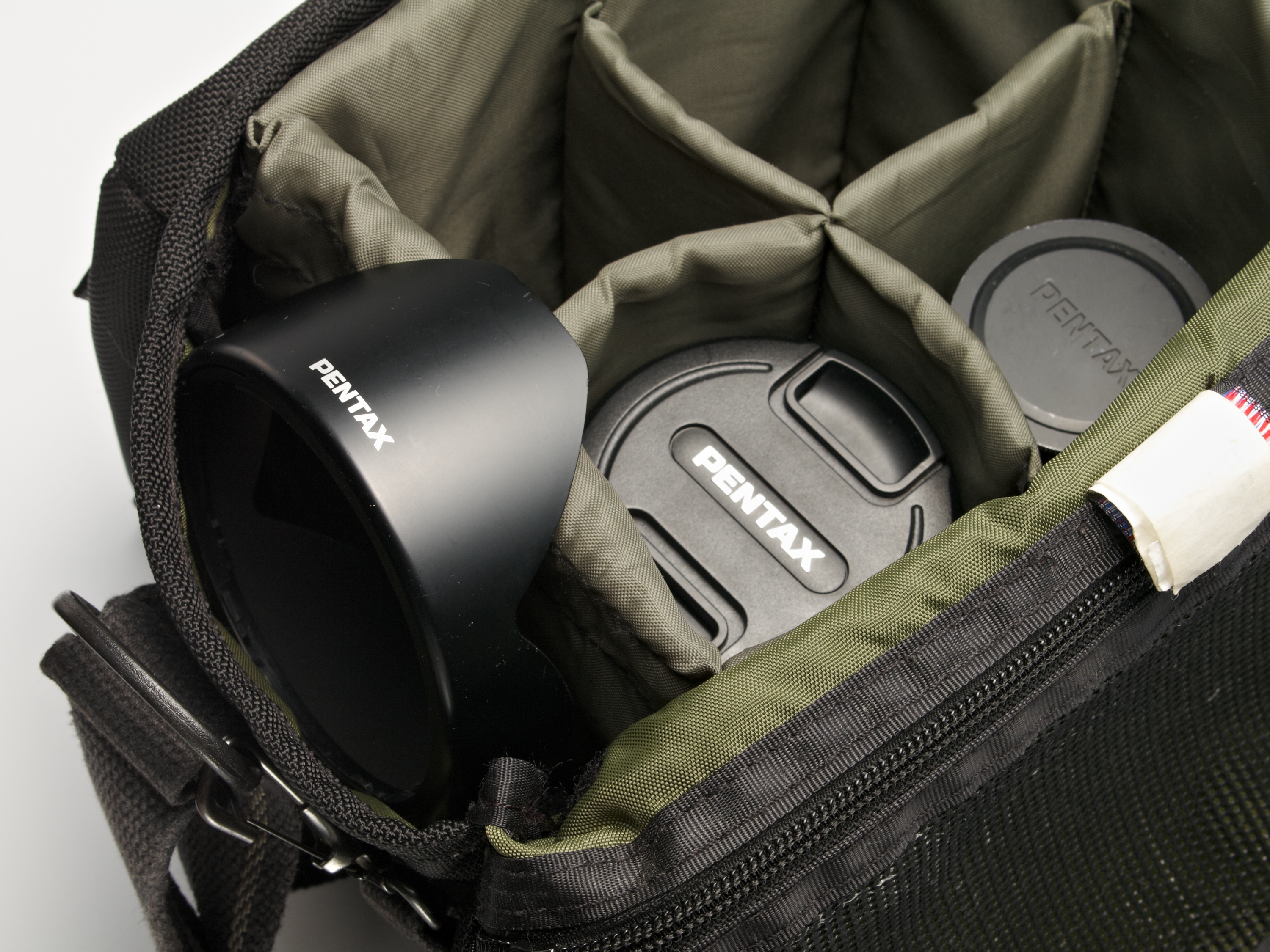 <b>ものによっては小型バッグにフードを逆付けで収納することは難しい。無理に押し込んで取り付け部を破損するよりも、外して別に収納する方が無難。</b>