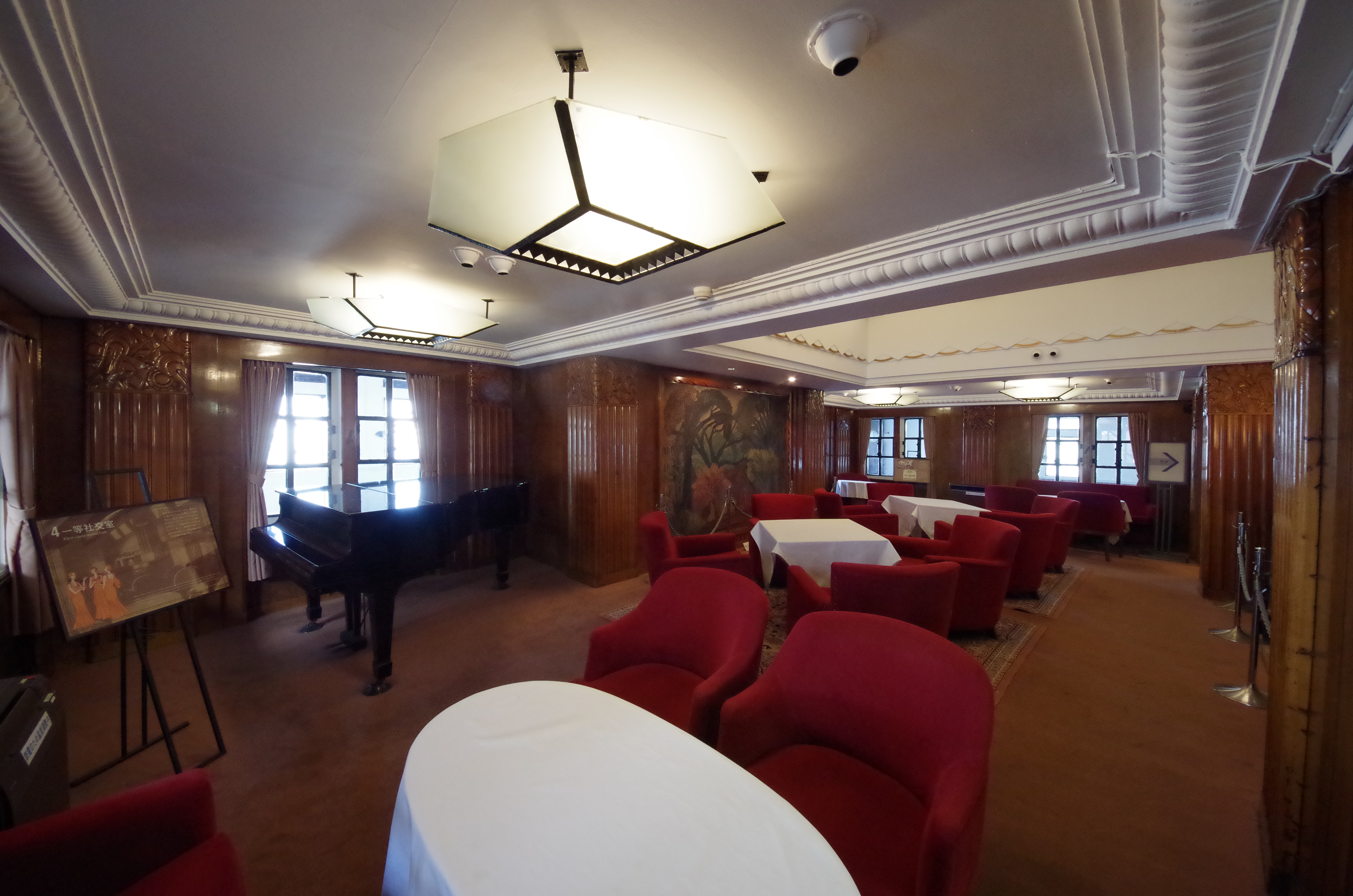 <b>壁が4面写った状態。一般にはこのような構図は避けた方が無難だろう。8-16mm F4.5-5.6 DC HSM / 8mm</b>