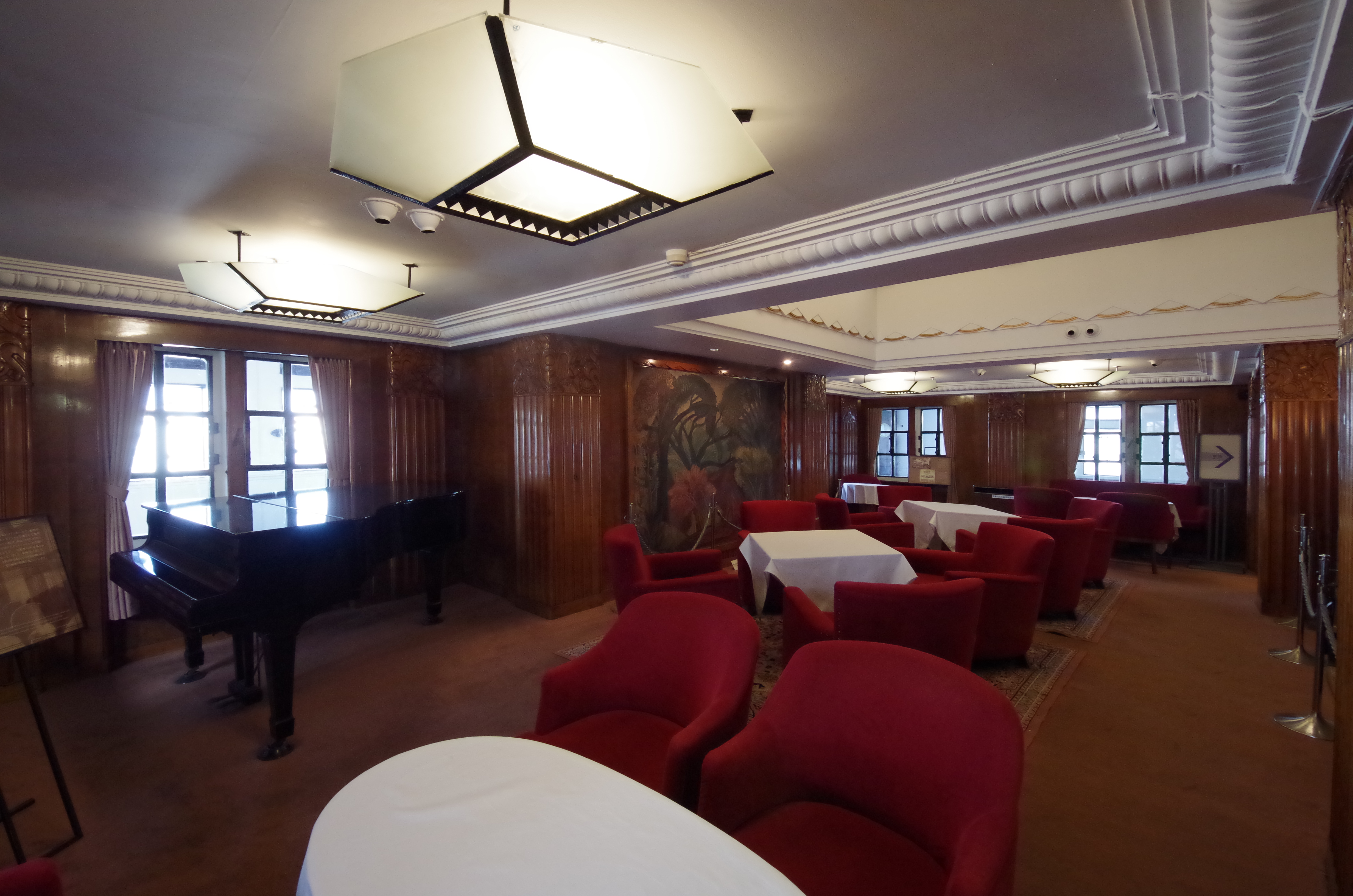 <b>この程度まで画角を狭めると、不自然さがなくなる。8-16mm F4.5-5.6 DC HSM / 10mm</b>