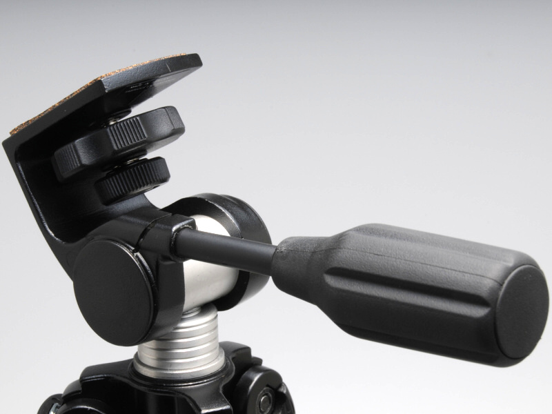 <b>1ハンドルの2ウェイ雲台を採用</b>