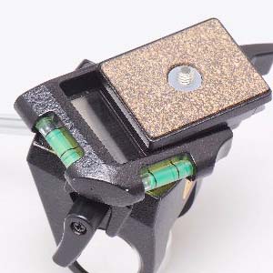 <b>水準器付きのクイックシュー式雲台を採用</b>