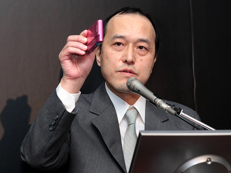 <b>デジタルイメージング事業本部の副本部長に就任する佐藤裕之氏（2009年8月6日の新製品発表会で撮影）</b>