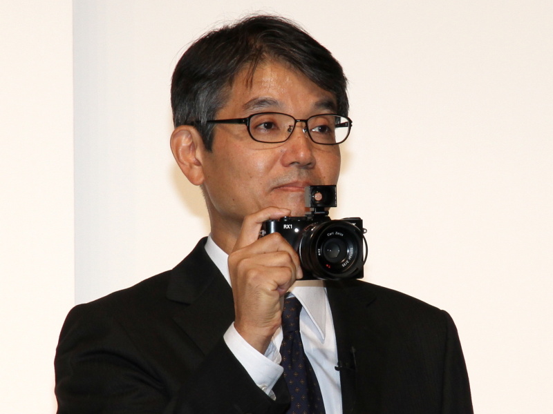 <b>システム&amp;ソフトウェア技術部門長およびB&amp;C推進センター長に就任する石塚茂樹氏。デジタルイメージング事業本部 本部長を引き続き兼任する（2012年9月12日の新製品発表会で撮影）</b>