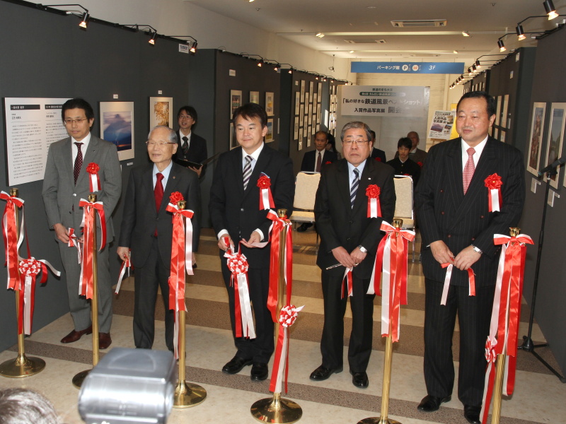 <b>左からそごう大宮店 店長の中條美彦氏、さいたま商工会議所 会頭の松永功氏、さいたま市 市長の清水勇人氏、さいたま市教育委員会 生涯学習部 部長の清水正直氏、株式会社タムロン代表取締役社長の小野守男氏</b>