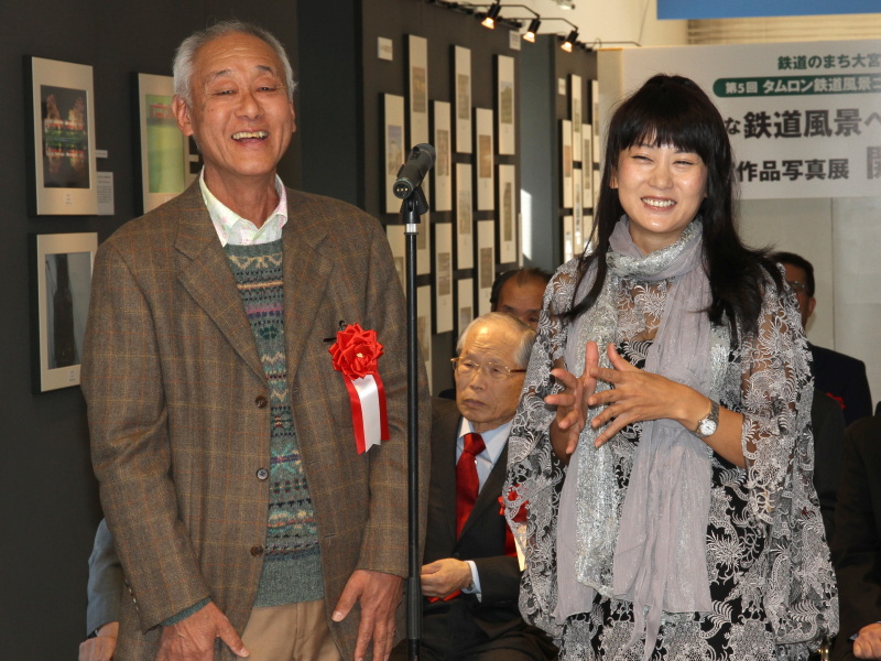 <b>審査員の鉄道写真家 広田尚敬氏（左）とフォトライター 矢野直美氏（右）</b>