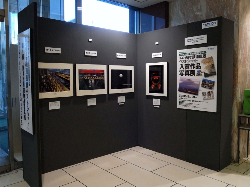 <b>2階の正面玄関わきには、第1回から前回までの大賞作品を展示していた</b>