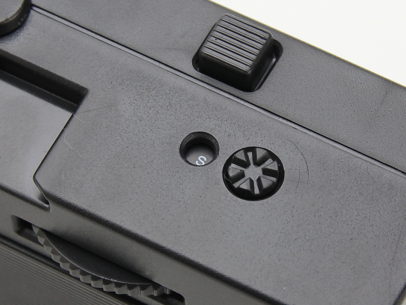 <b>裏蓋を閉じたら、フィルムカウンターを“S”に合わせる</b>