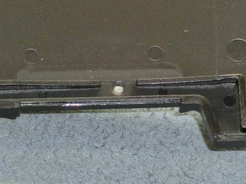 <b>裏蓋側の穴も同様に広げる</b>