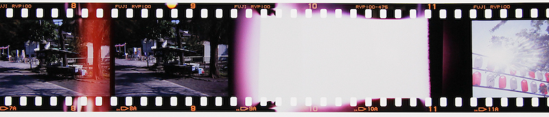 <b>このカメラはレンズシャッターなので、フィルムが入った状態でレンズ交換をするとこのように真っ白に感光してしまうので注意したい。4コマ位を無駄にしても良いのなら交換も可能だが……</b>