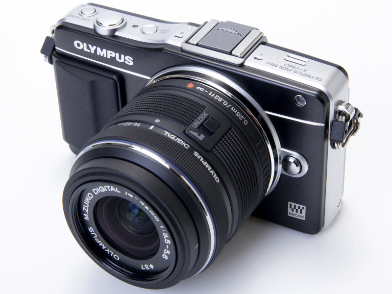 <b>レンズキットの標準ズームレンズ「M.ZUIKO DIGITAL 14-42mm F3.5-5.6 II R」を装着したところ</b>