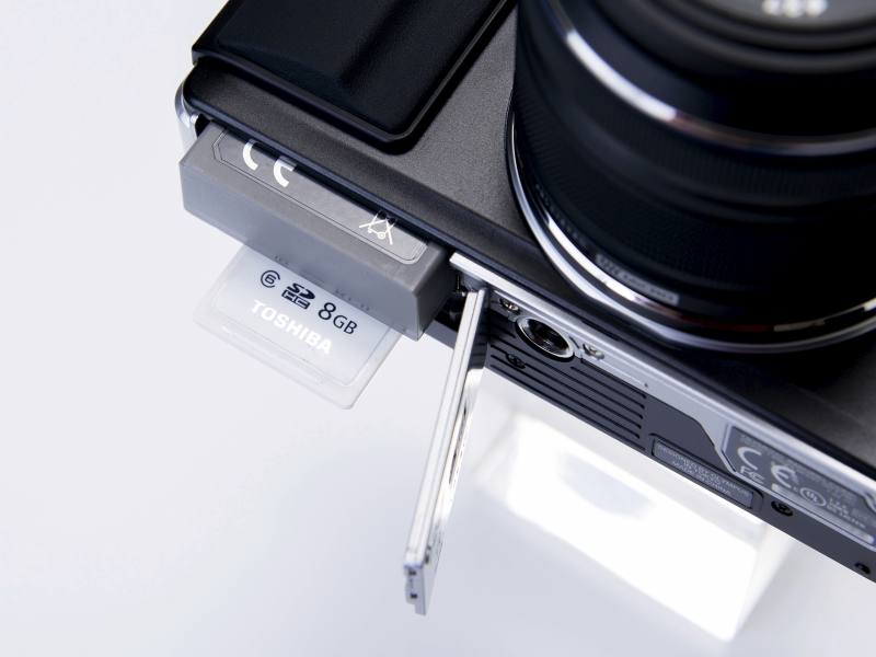 <b>メモリーカードスロットはバッテリー室と併設。SDXC/SDHC/SDメモリーカードが使用可能。無線LAN機能内蔵のFlashAirとEye-Fiカードにも正式対応している。</b>