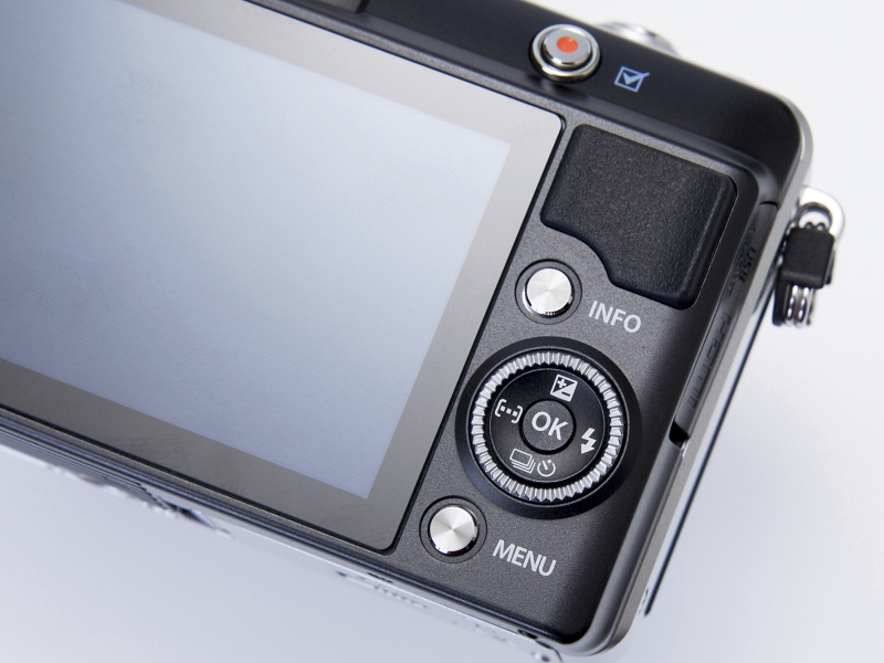 <b>背面モニター右側にコントロールダイヤル/十字ボタン/OKボタン、INFOボタン、MENUボタンが配置。撮影時に親指を沿えるグリップの新設でホールド感がぐっと向上した。</b>