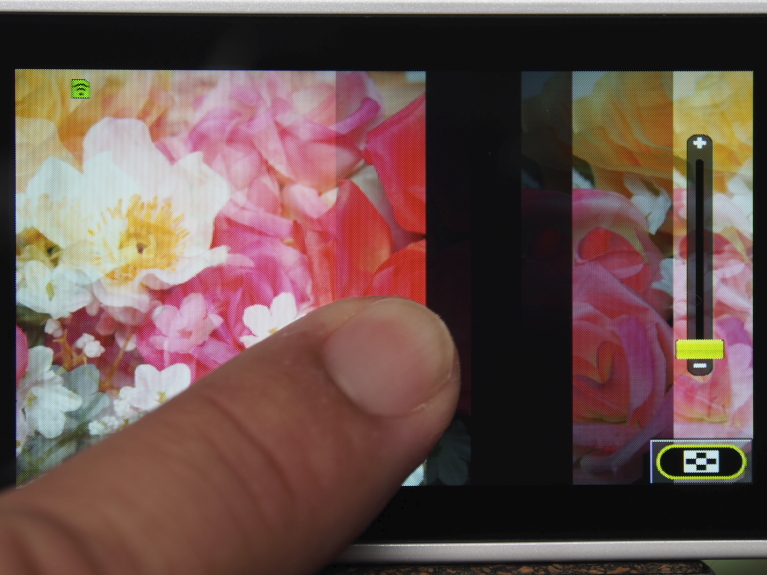 <b>再生画面を指で左右にスワイプすることで、表示された画像を前後に送ることもできる。ただし指でつまむピンチ操作には対応していない。</b>