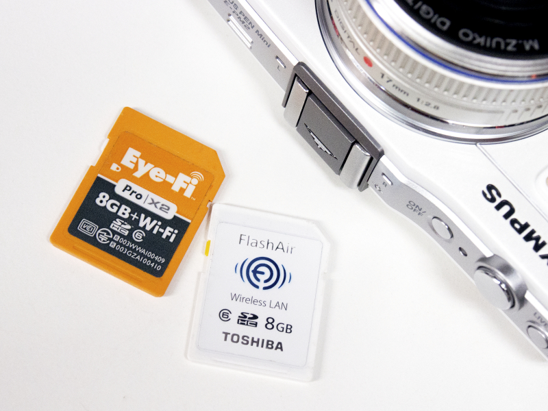 <b>FlashAir（右）とEye-Fiカード（左）。どちらもカード内に無線LAN機能を内蔵したSDHCメモリーカードだ。</b>