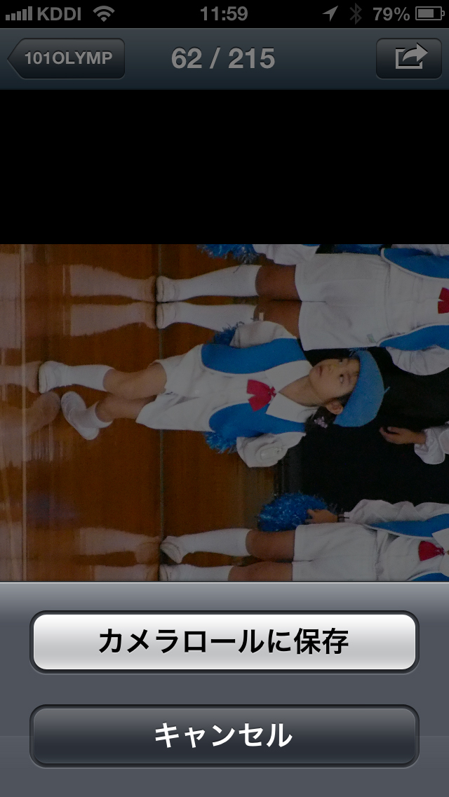 <b>サムネイルから保存したい画像を選択表示させて、メニューから「カメラロールに保存」（iOSの場合）でデバイス内に画像を保存する。事前設定でオリジナルサイズもしくは縮小サイズで保存するのかを選んでおく。なお、同アプリでは縦位置写真も横位置状態で表示されてしまう仕様となっている。ここはぜひとも改善してほしいところだ。</b>